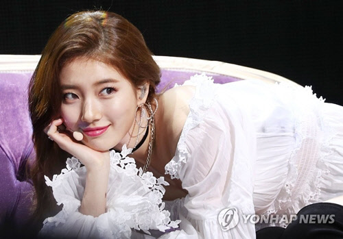 가수 수지가 지난 29일 오후 서울 광진구 예스24라이브홀에서 열린 두번째 미니앨범 '페이시즈 오브 러브'(Faces of Love) 쇼케이스에서 멋진 무대를 선보이고 있다. <연합뉴스>